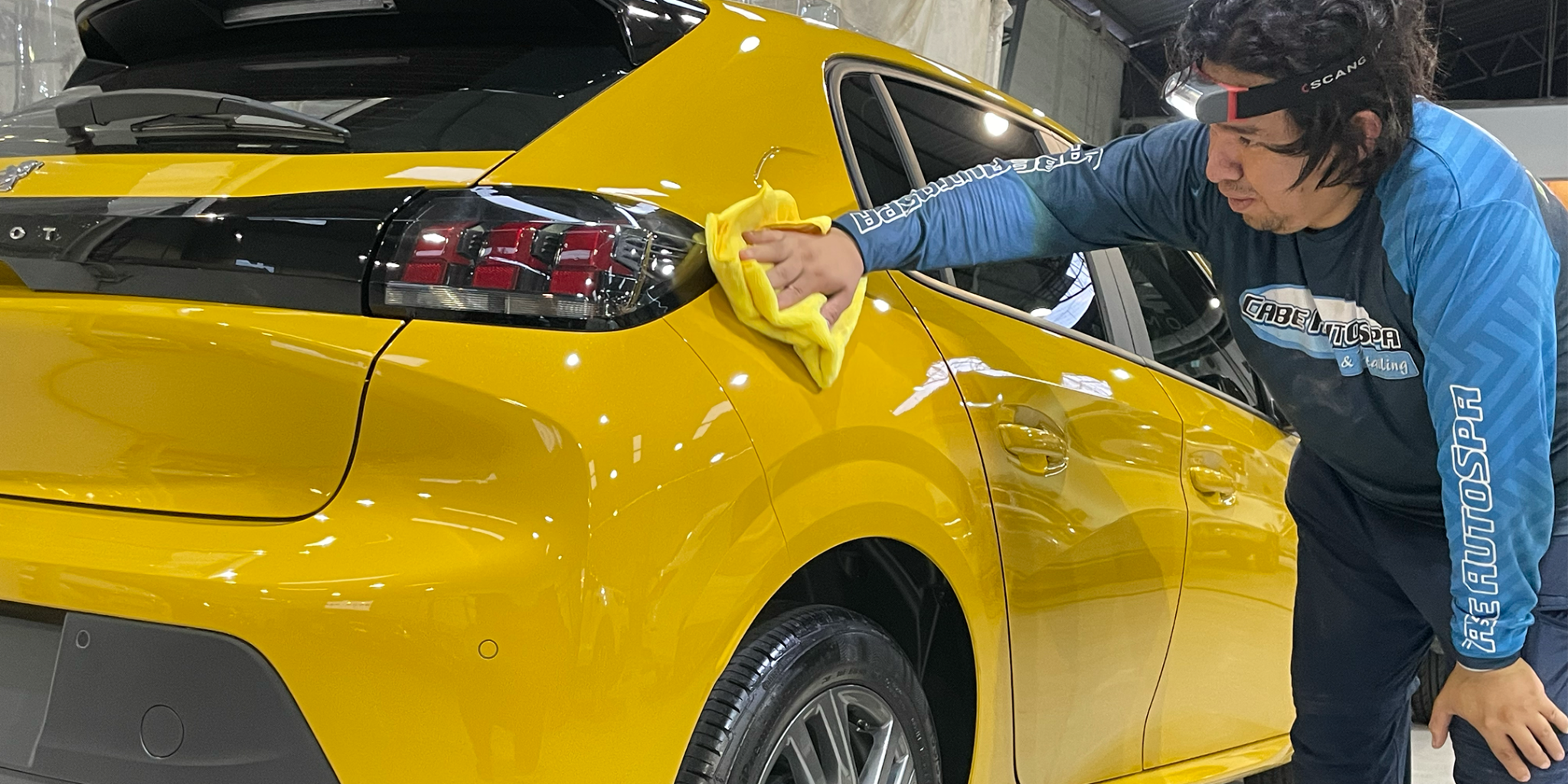 Trabajo de detailing de CabeAutoSpa sobre la pintura de un vehículo amarillo