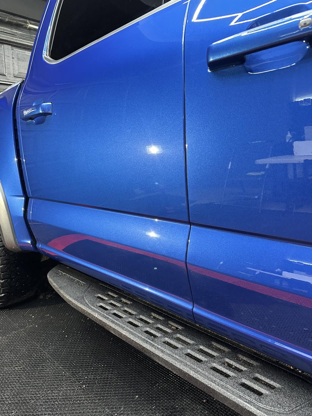 Puertas del vehículo azul con un acabado más definido y reflejos más limpios
